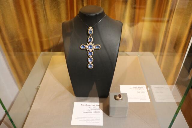 Brustkreuz mit Ring | Foto: Anna Pichlmaier