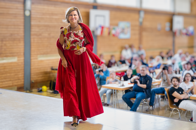 Festival der Kulturen 2023 des IKM e.V. in Mering - Modenschau von NDEMELA's – Phoenix rising – Ethno tribal. Die Kollektion 2023 vorgeführt von Menschen wie du und ich! :) - MdL Dr. Simone Strohmayr auf dem Catwalk | Foto: FSeventfoto