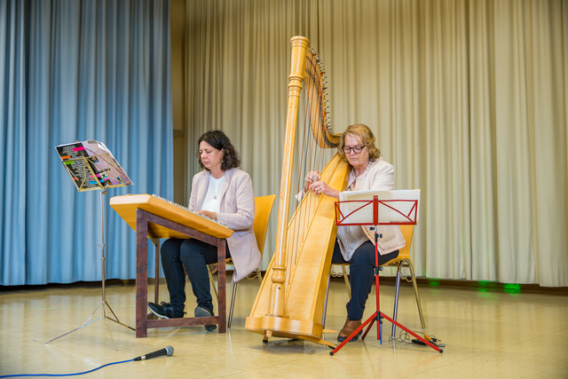 Festival der Kulturen 2023 des IKM e.V. in Mering - DUO MOVENDUM – viel Gefühl auf Hackbrett und Harfe aus Gallenbach und Affing | Foto: FSeventfoto