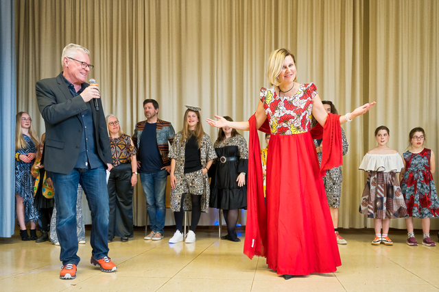 Festival der Kulturen 2023 des IKM e.V. in Mering - Modenschau von NDEMELA's – Phoenix rising – Ethno tribal. Die Kollektion 2023 vorgeführt von Menschen wie du und ich! :) - MdL Dr. Simone Strohmayr als Model auf dem Catwalk | Foto: FSeventfoto