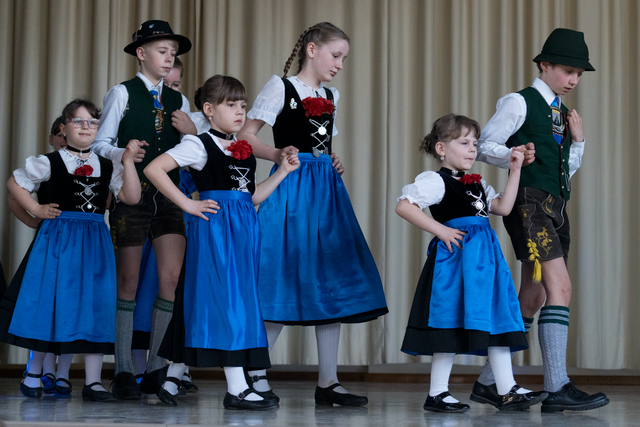 Festival der Kulturen 2023 des IKM e.V. in Mering - Trachtentanz mit der Meringer Gruppe "Almarausch" | Foto: FSeventfoto