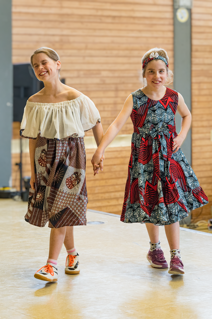 Festival der Kulturen 2023 des IKM e.V. in Mering - Modenschau von NDEMELA's – Phoenix rising – Ethno tribal. Die Kollektion 2023 vorgeführt von Menschen wie du und ich! :) | Foto: FSeventfoto