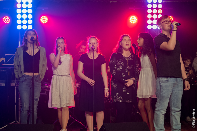 Benefizkonzert 2023 für Little Smile - Die Baerenbande der Friedberger Konradin-Realschule rockt die Veranstaltung | Foto: FSeventfoto