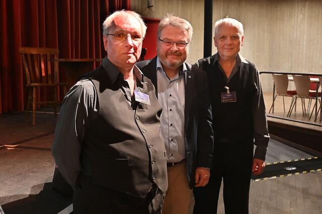 1. Bürgermeister Thomas Herrmann (Mitte) mit Mitgliedern des Südstädter Komöd’chens