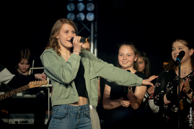 Benefizkonzert 2023 für Little Smile - Die Baerenbande der Friedberger Konradin-Realschule rockt die Veranstaltung | Foto: FSeventfoto