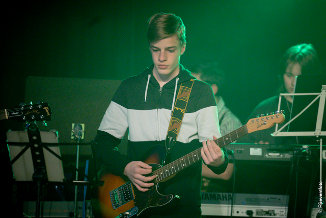 Benefizkonzert 2023 für Little Smile - Die Baerenbande der Friedberger Konradin-Realschule rockt die Veranstaltung | Foto: FSeventfoto