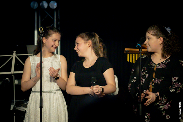 Benefizkonzert 2023 für Little Smile - Die Baerenbande der Friedberger Konradin-Realschule rockt die Veranstaltung | Foto: FSeventfoto