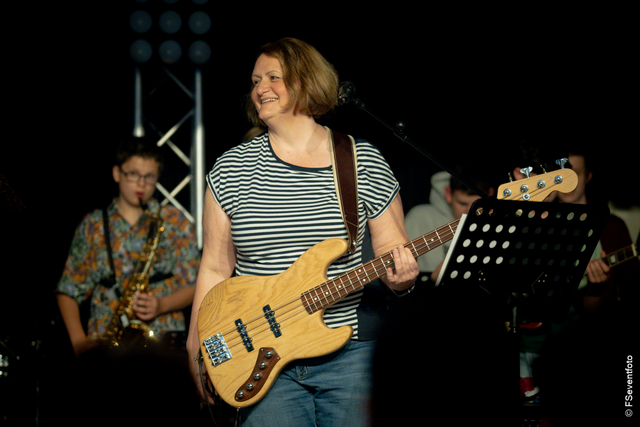 Benefizkonzert 2023 für Little Smile - Die Baerenbande der Friedberger Konradin-Realschule rockt die Veranstaltung. Im Bild Bandleaderin Karin Baer | Foto: FSeventfoto