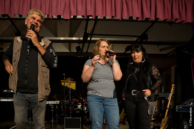 Benefizkonzert 2023 für Little Smile - Eine Kostprobe von der Pfefferfarm gab es für Bandleaderin Karin Baer und Organisatorin Petra Gerber von Michael Kreitmeir | Foto: FSeventfoto