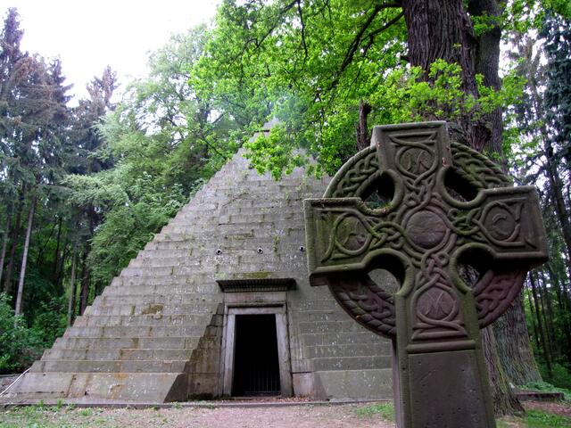 Am alten Schloss Derneburg befindet sich ein wahrhaft grusliger Ort, die Grabanlage der Familie des Grafen zu Münster. Von einer hohen Mauer umgeben, schreitest du durch ein schmiedeeisernes, quietschendes Tor.  