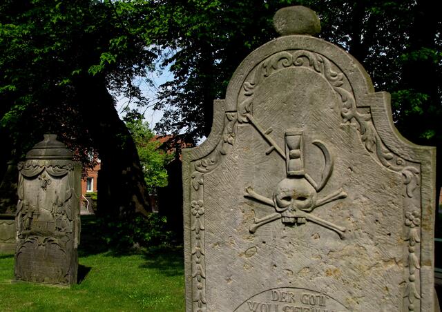 Leben und Tod gehören untrennbar zusammen. Irgendwann läuft auch deine Lebensuhr ab. Dann kommt der Sensenmann dich holen.