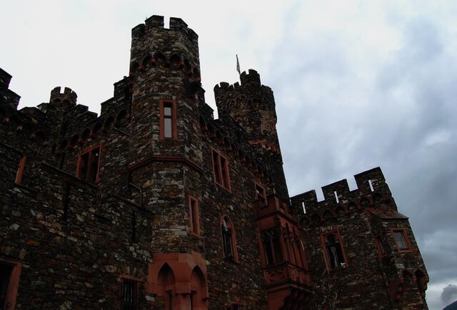 Warst du schon in alten Schlössern? Da heult der Wind durchs Gemäuer und die Ketten rasseln. Im Kamin der großen Halle züngelt noch die Glut eines Feuers. Von einer Wand blickt die Ahnengalerie erstaunt zu dir herüber. Warum sehen die so fürchterlich aus?, fragst du dich. Könnte das an der Inzucht der Adligen liegen? Schnell fort.