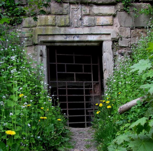 Hinter dieser Tür des Corvinuskellers möchtest du nicht, an Ketten gefesselt, gefangen sein. Es war ein Ort des Grauens.