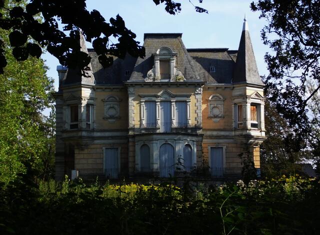 Jugendliche sind einmal nachts eingedrungen und wollten darin einen Gruselfilm drehen. Es soll ihnen schlecht bekommen sein. 