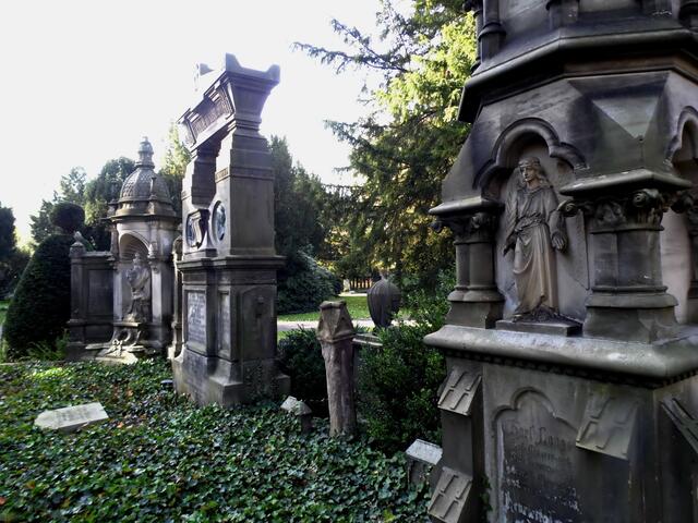 Auch so mancher alte Friedhof mit Grabanlagen aus vorigen Jahrhunderten kann für dich nachts ein unheimlicher Ort sein. Wer mag dort in der ewigen Erde ruhen?