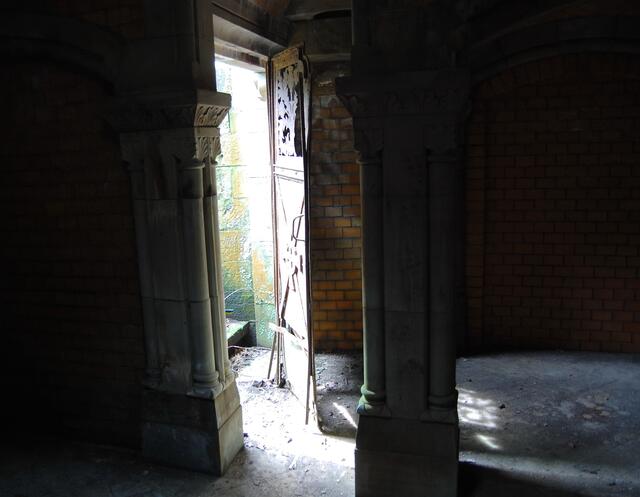 Vorsichtig betrittst du die Kammer. Sie ist leer. Mehrere Särge müssen an diesem grusligen Ort gestanden haben. Aber jetzt ist sie frei. Möchtest du hier liegen?