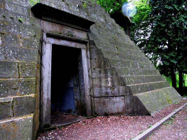 Eintreten kannst du nicht in die Gruft. Es ist für dich auch besser so. Aber du kannst durch die Eisenstäbe der Gittertür einen Blick hinein werfen.