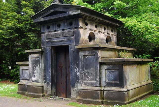 Doch vorher darfst du wählen: In einer Gruft mumifiziert, in einem Holzsarg unter der Erde vermodernd oder in einem Glutofen, einem Höllenfeuer gleich, zu Asche in einer Urne werden. Manche Menschen würden am liebsten keine dieser Möglichkeiten haben wollen. Aber du kannst diesem nicht entfliehen.