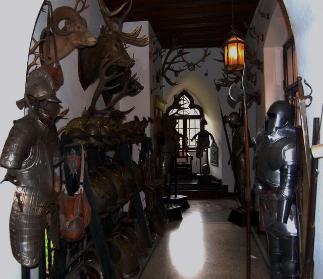 Vielleicht werden die Bewohner um Mitternacht lebendig. Du müsstest mal vorsichtig nachschauen. Aber sei auf der Hut.