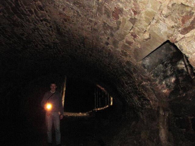 In dem verwinkelten Verlies ist es nicht geheuer. Was befindet sich hinter der nächsten Ecke?