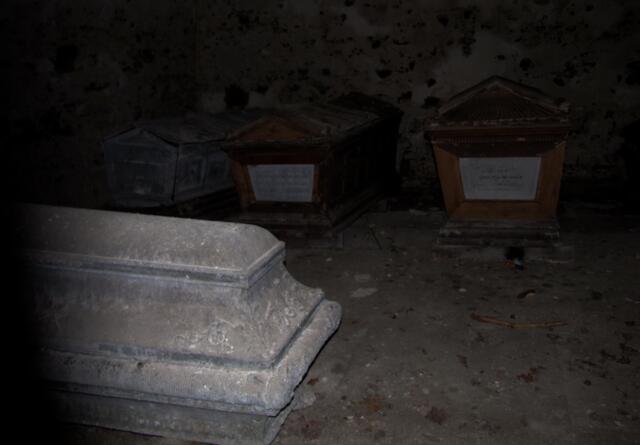 Du hörst ein Stöhnen? Hat sich der Tote auf die andere Seite umgedreht? In Mausoleen werden Leichen auf natürliche Weise konserviert. Der Luftzug sorgt dafür.