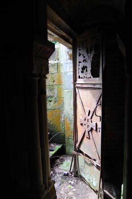 Nun schnell wieder ins bleiche Mondlicht hinaus, ehe sich die Tür durch den Zugwind verschließt und verriegelt. Andere Gräber warten auf dich.