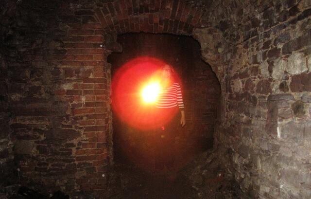 Du erstarrst. In der Moderluft erschreckt dich ein Gespenst. Nichts wie weg.