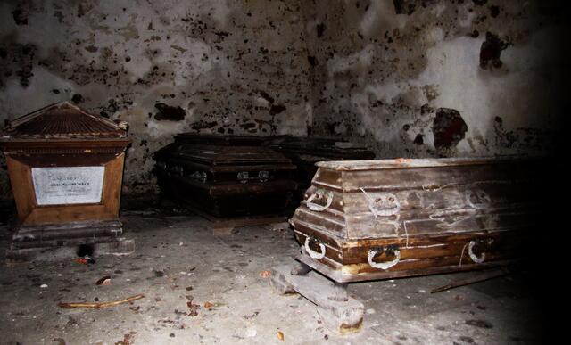 Der Blick lässt dich erschaudern. In sieben Sarkophagen haben sieben Leichen ihre letzte Ruhestätte gefunden. 