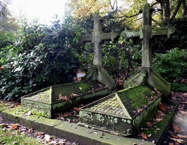 Auch an dieser Grabstelle kann es dir nachts gruseln. Wessen Gebeine mögen darin ruhen?