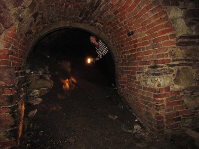 Bei vollkommener Dunkelheit erscheint nur das im Sichtfeld, was der Lichtkegel der Lampe erfasst.