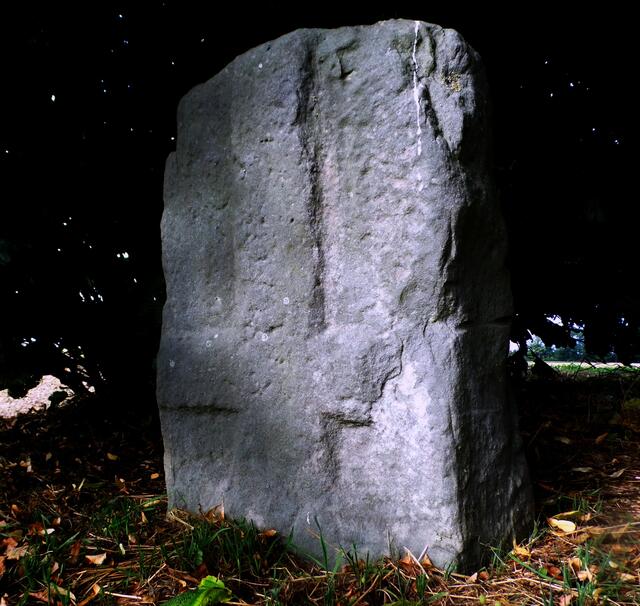 Zur Strafe wurde er an dieser Stelle mit dem Kopf nach unten an dem Ast eines der drei Bäume aufgehängt, so wie es dieser Kreuzstein mit dem auf dem Kopf stehenden Christuskreuz bezeugt. Er fand den Tod. Der Stein wurde von dessen Familie zur Sühne und Vergebung errichtet. Nachts soll an diesem schaurigen Ort ein Werwolf umher schleichen und ein Bauer mit schwarzen Rossen, deren Augen glutrot leuchten, den Acker pflügen.