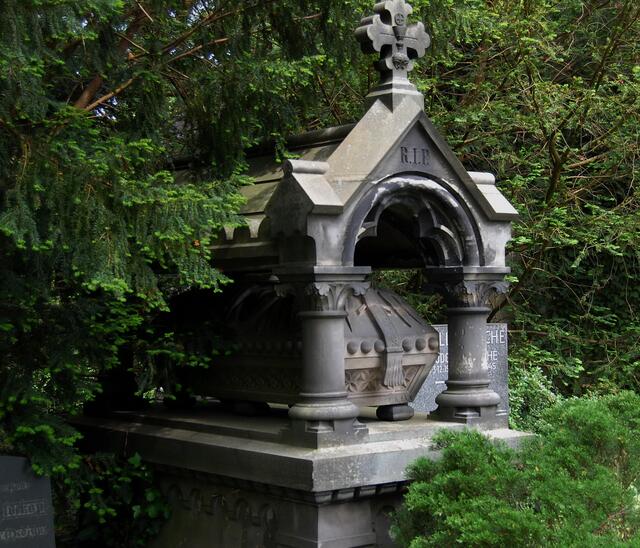 Grabkultur aus dem 19. Jahrhundert. Sie lässt dich gruseln. Der wirkliche Sarg steht in der Gruft darunter. Stämme dich dagegen. Sie will dich in sich heineinsaugen.