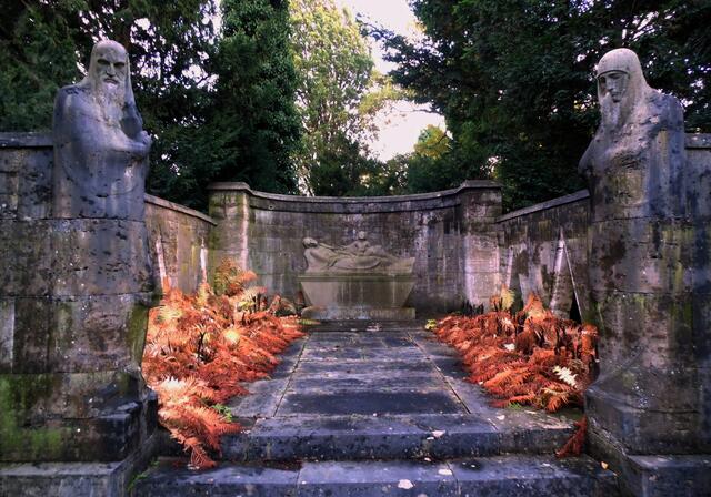 Böse Blicke können dir einen Fluch auferlegen. Den möchtes du um alles in der Welt nicht haben. Schnell und leise schleichst du weiter.