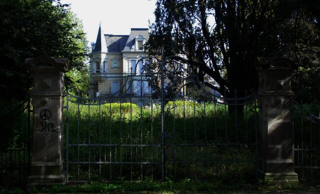 Ein nicht weniger schöner Gruselort ist dieser verwilderte Garten. Darin befindet sich die Villa Nordstern, die einst einem Fabrikanten gehörte, der auf mysteriöse Weise ums Leben gekommen sein soll. Lange ist sie verlassen. In ihr soll es nachts spuken.