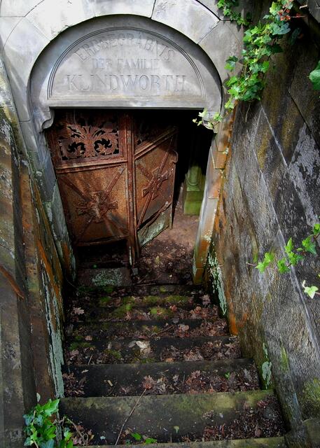 Darfst du hinuntersteigen? Die Tür der Gruft steht offen. Bildest du dir nur ein das Flüstern zu hören ? "Komm herein, tritt ein."