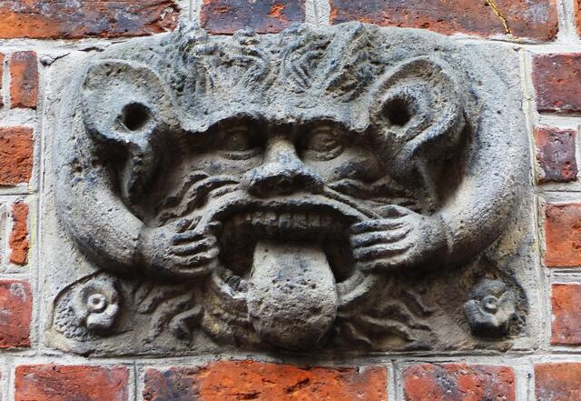 Mit dieser grässlichen Fratze eines Neidkopfes, der für Hass, Zorn und Neid steht, wird alles Böse vertrieben. Es wird Tag, du kannst wieder aufatmen. Das Gruseln ist vorbei. 