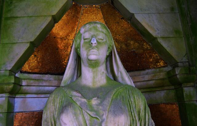 Du fährst zusammen. Ist es ein Geist, oder doch nur eine Skulptur? Jetzt scheint sie zu atmen.