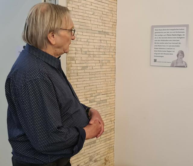 Pfarrer i. R. Karsten H. Petersen vor Gedenktafel im JUZ des IB