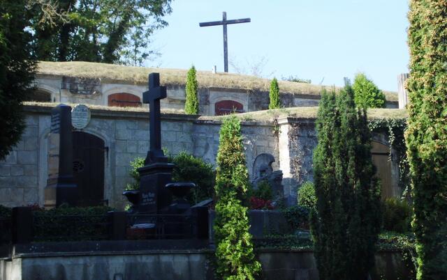 Auf dem uralten Wipertifriedhof gehst du an vielen Grabkammern vorbei, die sich in einem Hang befinden. Viele Gräber, viele Tote. Sei vorsichtig.