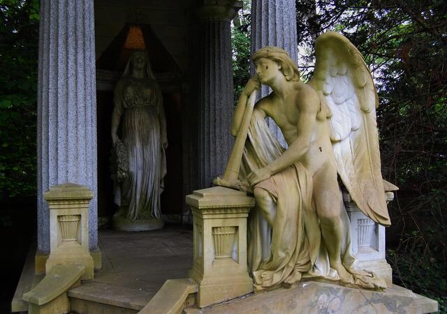 Du brauchst unbedingt einen Schutzengel. Sonst geschieht etwas Schreckliches. Noch möchtest du leben.