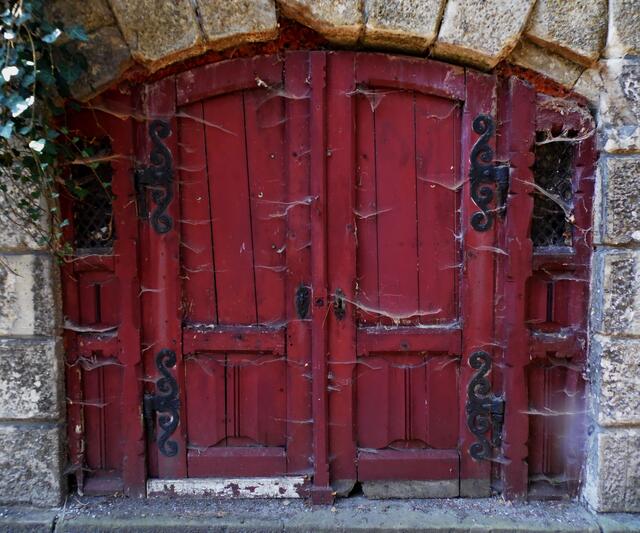 Diese wurde lange nicht geöffnet. Hörst du aus dem Inneren ein Klopfen? 