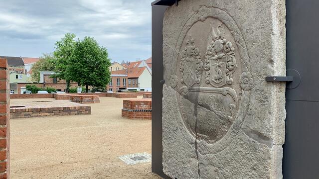 Die dekorative Grabplatte für den Ratsherrn und Kämmerer Hermann Werner und seine Ehefrau Maria Peters entstand 1699. In der Mitte ist noch gut das plastisch gestaltete Familienwappen zu erkennen. Die aus vier Bruchstücken zusammengefügte Platte besitzt eine erstaunliche Größe von 260 mal 200 cm.