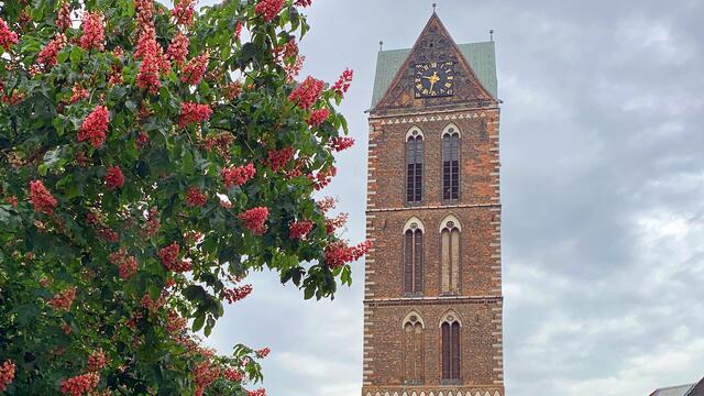 Stadtbesucher können das Ausstellungsgelände leicht finden, weil der Marienkirchturm aus verschiedenen Richtungen leicht zu finden ist.