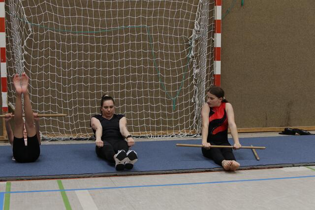Lysan hier mit Sophie Scheder an der Übung zur Kippe am Stufenbarren | Foto: W.K.