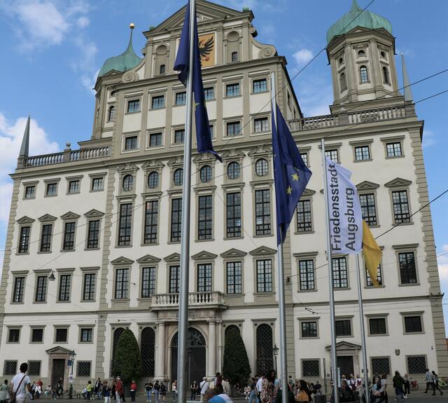 Auf dem Rathausplatz gibt es jetzt eine Wasser Spielstätte | Foto: Marianne Stenglein
