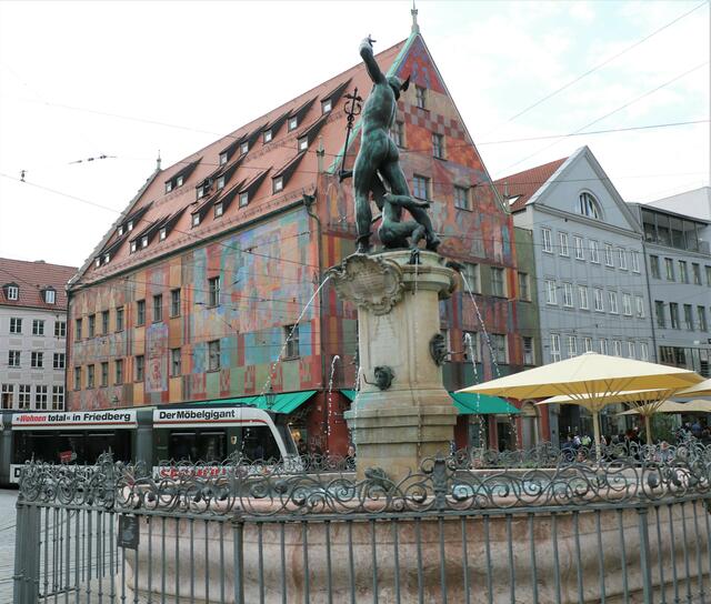 Vom Herkules Brunnen bis zum Merkur Brunnen neuerdings Fußgängerzone in Augsburg's Maximilianstraße | Foto: Marianne Stenglein