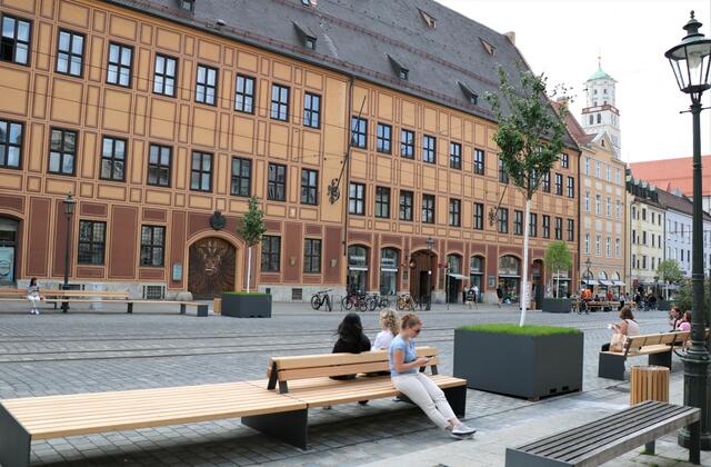 Vom Herkules Brunnen bis zum Merkur Brunnen neuerdings Fußgängerzone in Augsburg's Maximilianstraße | Foto: Marianne Stenglein