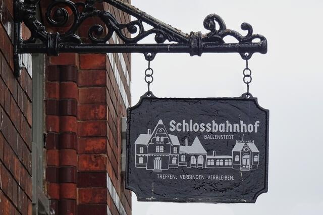 Der alte Westbahnhof stand, nach Stilllegung der Bahnstrecke, jahrzehntelang ungenutzt da. Vor 2 oder 3 Jahren begann ein Paar aus den Niederlanden  mit der Renovierung und  Nutzung des Bahnhofsgebäudes. Da der Bahnhof ursprünglich als Schlossbahnhof der Fürsten von Ballenstedt angelegt wurde, verwenden  die Niederländer diesen Namen für ihr Projekt.
