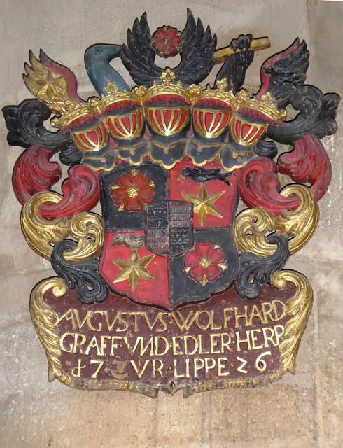 Das Wappen des August Wolfhard "Graff und Edler Herr zur Lippe", der 1726 Ritter des Deutschen Ordens wurde. Der kaiserliche Feldmarschallleutnant wurde am 23.06.1688 in Detmold geboren und starb am 18.01.1739 in Varenholz. Das Wappen ist an einem Pfeiler der Elisabethkirche zu bewundern.