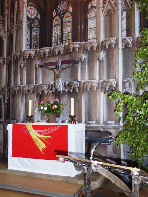 Auf dem zu Pfingsten geschmückten Kreuzaltar steht das bronzene Kruzifix von Ernst Barlach, das er 1917 für Kriegsgräber im Osten entworfen hat. Seit 1931 steht es in der Elisabethkirche.